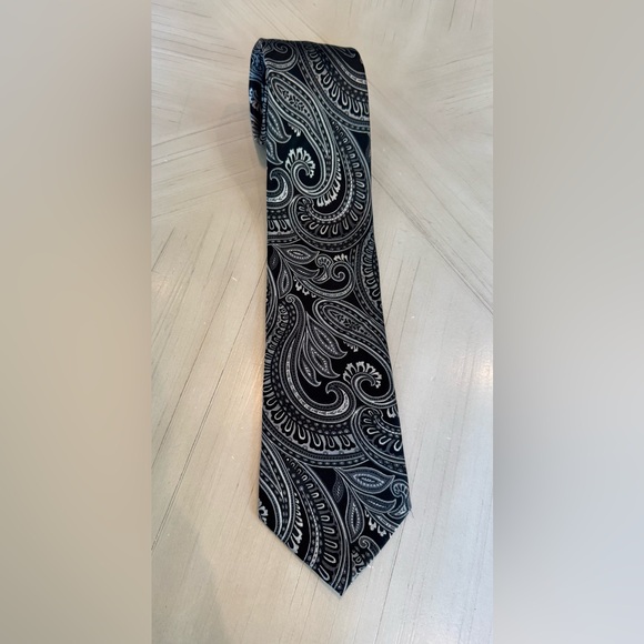 Donald J. Trump Other - Donald J Trump Signature Collection Silk Men Tie Black - Like New!